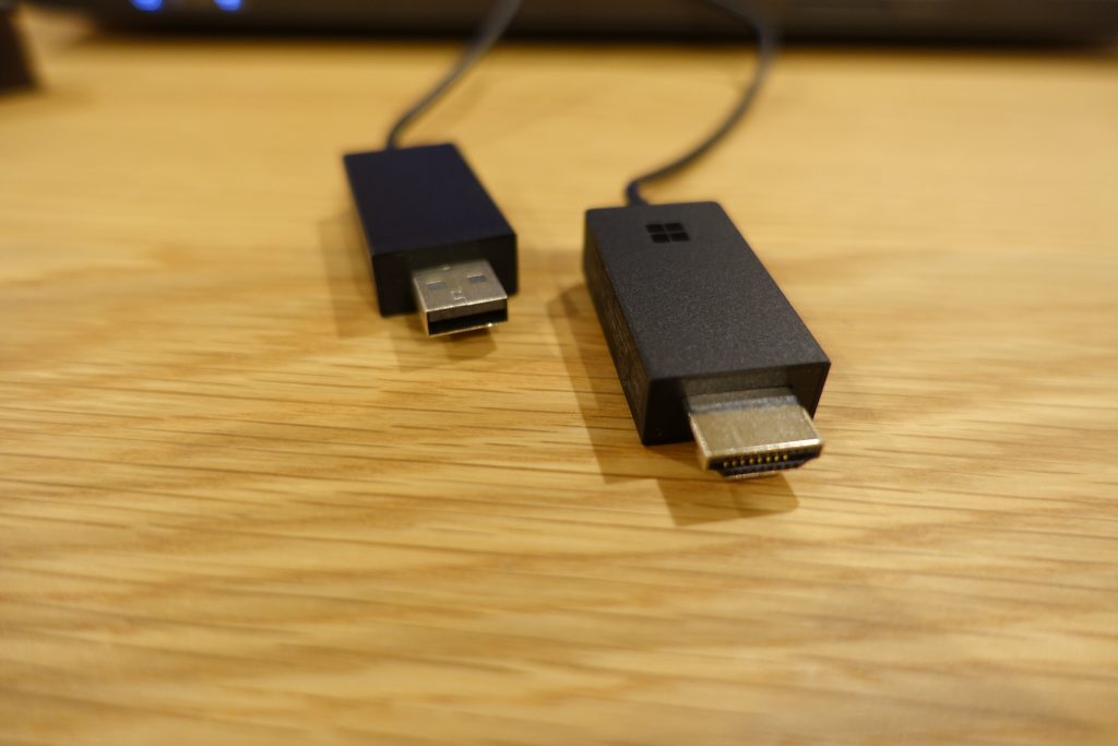 MS wireless display adaptor　USBとHDMI端子
