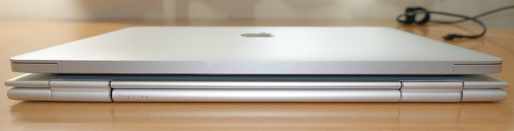 HP spectre x360とMacBook Pro比較奥側