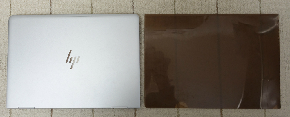 HP spectre x360とA4クリアファイル