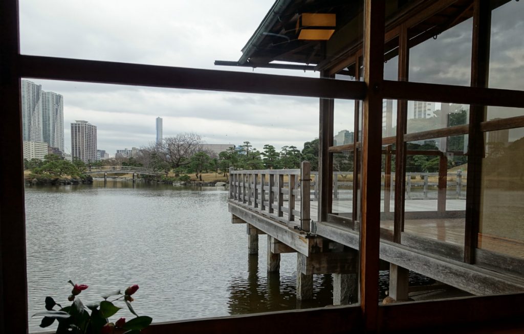 東京　浜離宮恩賜庭園　中島の御茶屋から潮入の池を眺める