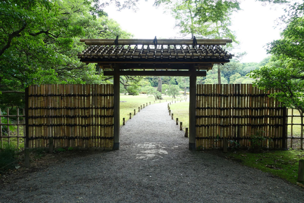 六義園　正門奥の竹製の門