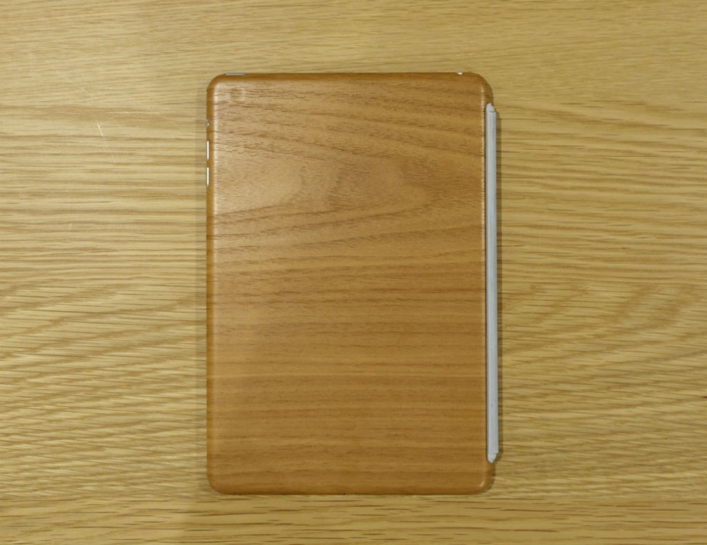 バックの木製テーブルと同化するiPad mini木目版