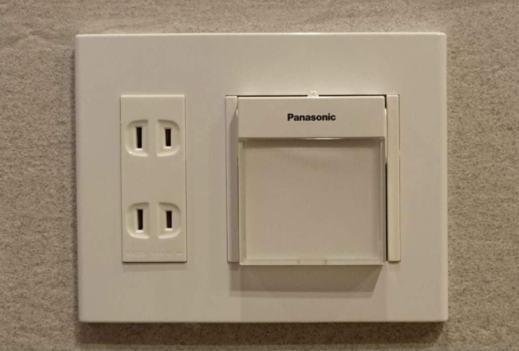 Panasonic ホームハンディー保安灯WTF4088W コンセントへ設置