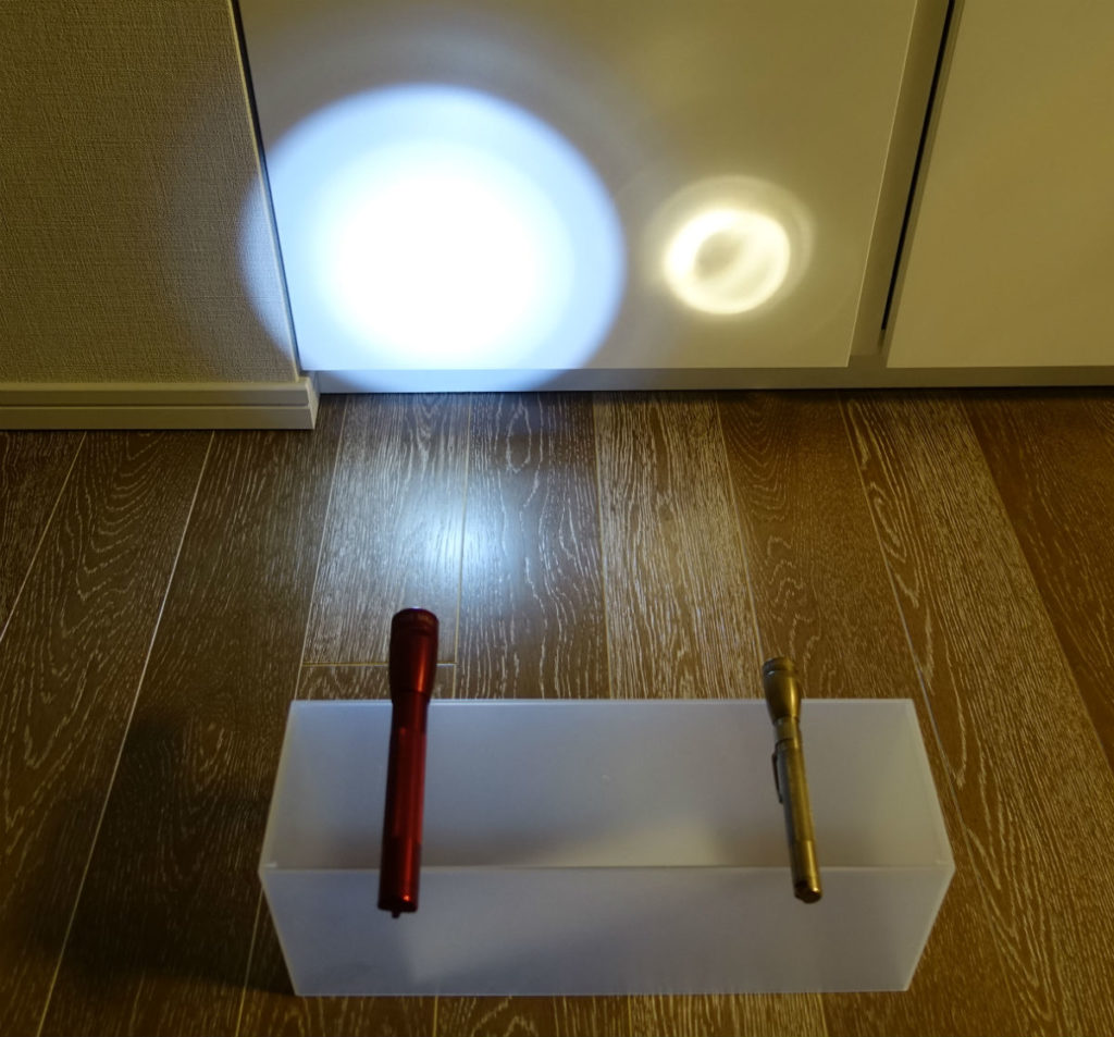 MINI MAGLITE LED AA 　LEDと電球　明るさLOW