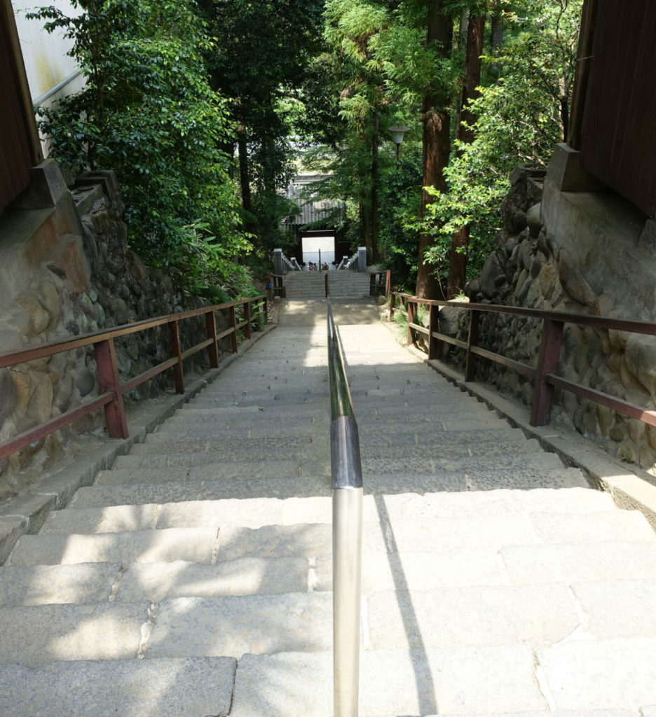 群馬高崎少林山達磨寺　招福の鐘付近から総門を見下ろす　遠い