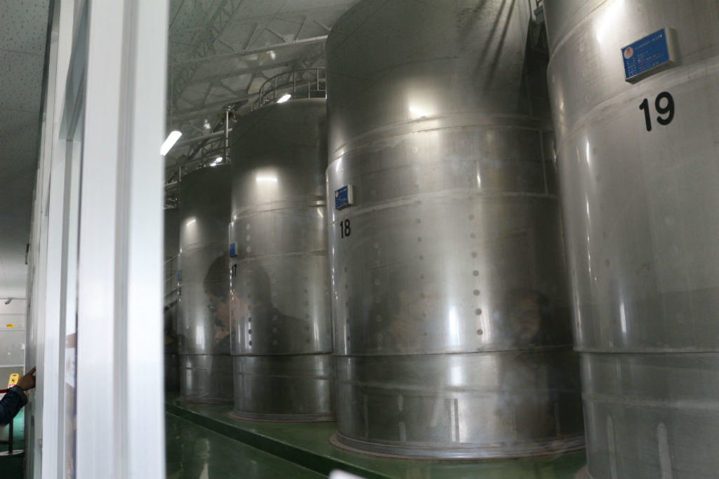 北海道余市　ニッカウヰスキー余市蒸留所　発酵棟の中のタンク