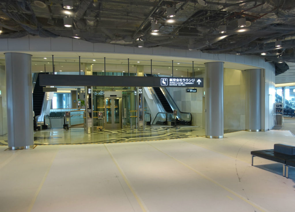成田空港第一ターミナル 3F 北ウィング　delta sky clubラウンジへのエスカレータ
